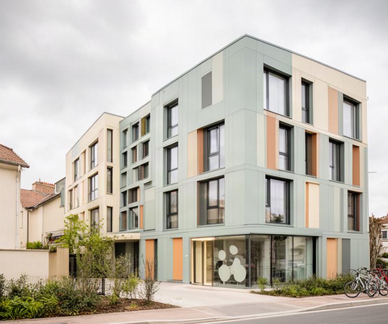 Façade rénovée de Lotus Hotel à Lisses, avec grandes fenêtres et entrée vitrée